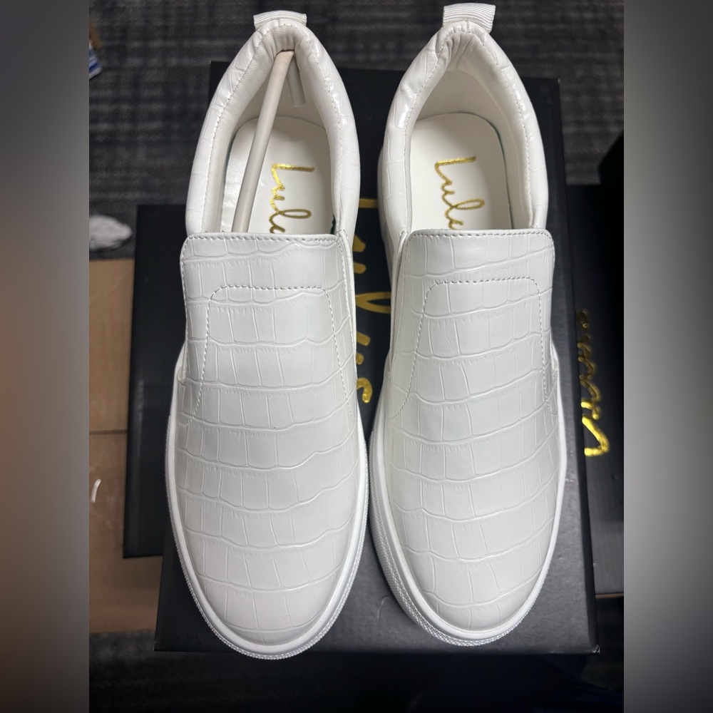 Lulu's White Embossed Woman’s platform sneaker